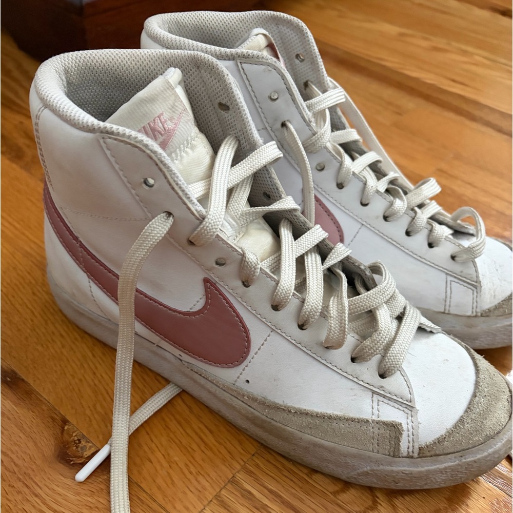 Girls Nike Blazer shoes with metallic pink swoosh - size 7
